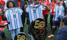 开云平台-梅西赛前将球衣赠予安哥拉总统，总统回赠他一座纪念奖杯